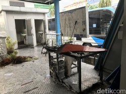 Kondisi Halte Harmoni Usai Demo Ricuh: Puing Kaca Berserakan
