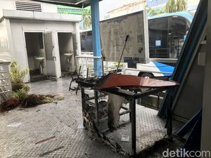 Kondisi Halte Harmoni Usai Demo Ricuh: Puing Kaca Berserakan Kondisi Halte Harmoni Usai Demo Ricuh: Puing Kaca Berserakan
