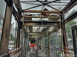 Atap Bolong-TV Hangus, Ini Fasilitas TransJakarta yang Dirusak Massa