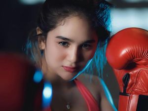 Hana Hanifah Latihan Tinju, Pamer Otot Perut