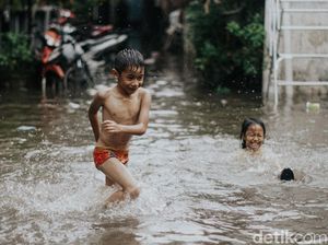 Hang Lekir Kebanjiran, Anak-anak Asyik Main Air dan Berenang