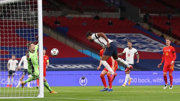 LONDON, INGGRIS - 08 OKTOBER: Dominic Calvert-Lewin dari Inggris mencetak gol pertama timnya saat Persahabatan Internasional antara Inggris dan Wales di Stadion Wembley pada 8 Oktober 2020 di London, Inggris.  Stadion olahraga di Inggris tetap di bawah pembatasan ketat karena pandemi virus korona, karena undang-undang jarak sosial pemerintah melarang penggemar di dalam tempat, yang mengakibatkan pertandingan tertutup.  (Foto oleh Carl Recine - Pool / Getty Images)