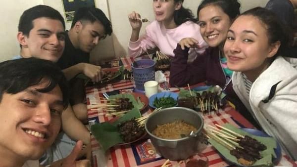 Keseruan Jefri Nichol saat Makan Bareng Teman-teman