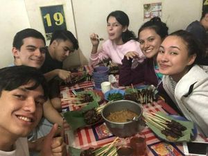 Keseruan Jefri Nichol saat Makan Bareng Teman-teman