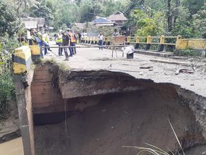 Jembatan Amblas, Jalur Truk BBM-Sembako dari Mamasa ke Polman Putus