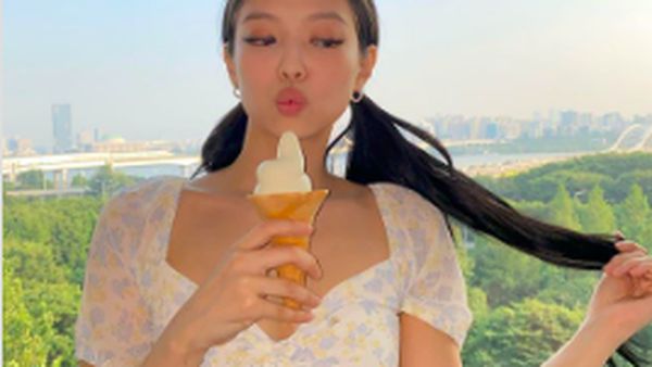Gaya Cute Jennie BLACKPINK Saat Makan Es Krim
