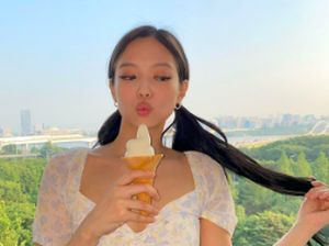 Gaya Cute Jennie BLACKPINK Saat Makan Es Krim