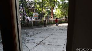 Kaca Gedung Perkuliahan-Pos Kemanan Unisba Pecah
