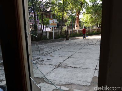 Kaca Gedung Perkuliahan-Pos Kemanan Unisba Pecah