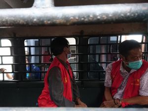 Kejati Banten Tahan Eks Kadis PU Cilegon Tersangka Korupsi Proyek JLS Kejati Banten Tahan Eks Kadis PU Cilegon Tersangka Korupsi Proyek JLS