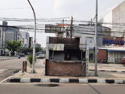 Pos Lantas Roxy Jakpus Dibakar Massa Semalam, Begini Kejadiannya