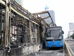Deretan Foto Halte TransJ yang Rusak-Dibakar Massa Tolak Omnibus Law