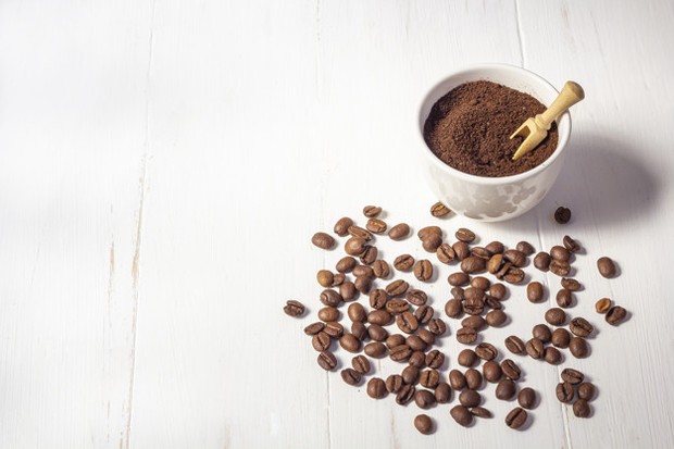 campuran kopi giling halus, gliserin (atau coba shea butter, minyak jojoba, cocoa butter, minyak alpukat), clay bentonit, dan gula dapat digunakan sebagai scrub alami untuk merawat wajahsedikit air lemon