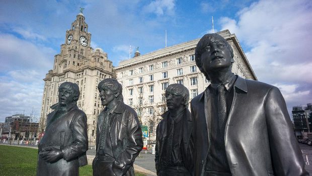 LIVERPOOL, ENGLAND - FEBRUARY 11:  The recently unveiled new statues of Paul McCartney, George Harrison,  Ringo Starr and John Lennon of the Beatles stand outside the Liver Building at Liverpool Waterfront on February 11, 2016 in Liverpool, England. New research commissioned by Liverpool City Council has shown that the legacy and continued popularity of The Beatles adds GBP 81.9 million to the local economy each year and supports 2,335 jobs.  (Photo by Christopher Furlong/Getty Images)