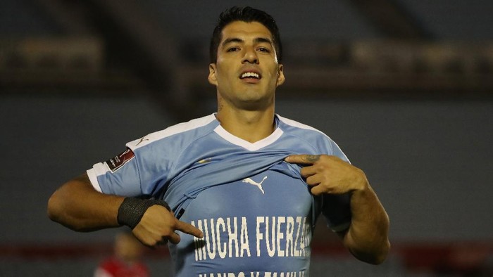 MONTEVIDEO, URUGUAY - OCTOBER 08: Luis Suarez of Uruguay celebrates after scoring the opening goal of his team during a match between Uruguay and Chile as part of South American Qualifiers for Qatar 2022 at Centenario Stadium on October 08, 2020 in Montevideo, Uruguay. (Photo by Raul Martinez -Pool/Getty Images)