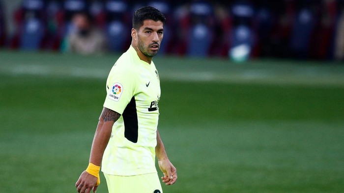 HUESCA, SPAIN - SEPTEMBER 30: Luis Suarez of Atletico de Madrid looks the action during the La Liga Santander match between SD Huesca and Atletico de Madrid at Estadio El Alcoraz on September 30, 2020 in Huesca, Spain. Football Stadiums around Europe remain empty due to the Coronavirus Pandemic as Government social distancing laws prohibit fans inside venues resulting in fixtures being played behind closed doors. (Photo by Eric Alonso/Getty Images)