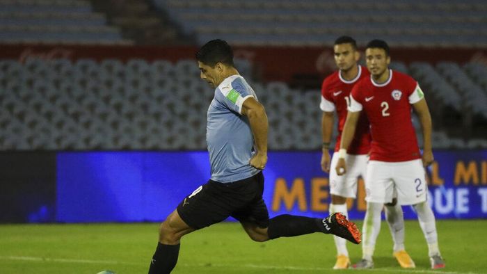 Luis Suarez Uruguays Luis Suarez scores from the penalty point the opening goal during a qualifying soccer match for the FIFA World Cup Qatar 2022 against Chile at the Centenario stadium in Montevideo, Uruguay, Thursday, Oct. 8, 2020. (Raul Martinez/Pool via AP)