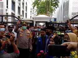 Demo Tolak Omnibus Law, Mahasiswa Bagi-bagi Mawar ke Polisi di DPRD Sumut