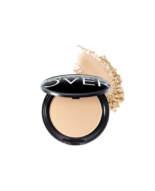 Haico rupanya tidak mengenakan foundation sebagai gantinya, Ia langsung mengaplikasikan bedak pada wajahnya.