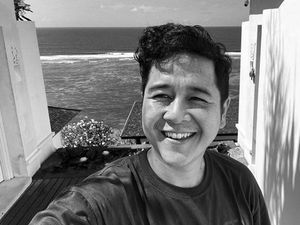 Kedai Kopi Kemalingan, Malvino Fajaro Ikhlas