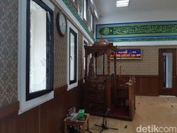 Kaca Pecah! Masjid Kementerian ESDM Terimbas Demo Tolak Omnibus Law