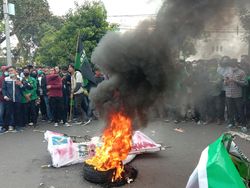 Demo Omnibus Law, Massa di Kantor Gubsu Bakar Keranda Berlogo Partai