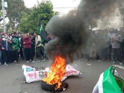 Demo Omnibus Law, Massa di Kantor Gubsu Bakar Keranda Berlogo Partai