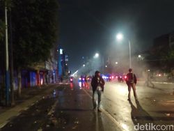 Massa Bertahan di Jalan Gajah Mada Jakbar, Polisi Tembak Gas Air Mata