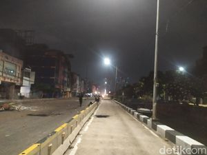 Polisi Pukul Mundur Massa di Jalan Gajah Mada Tamansari Jakbar