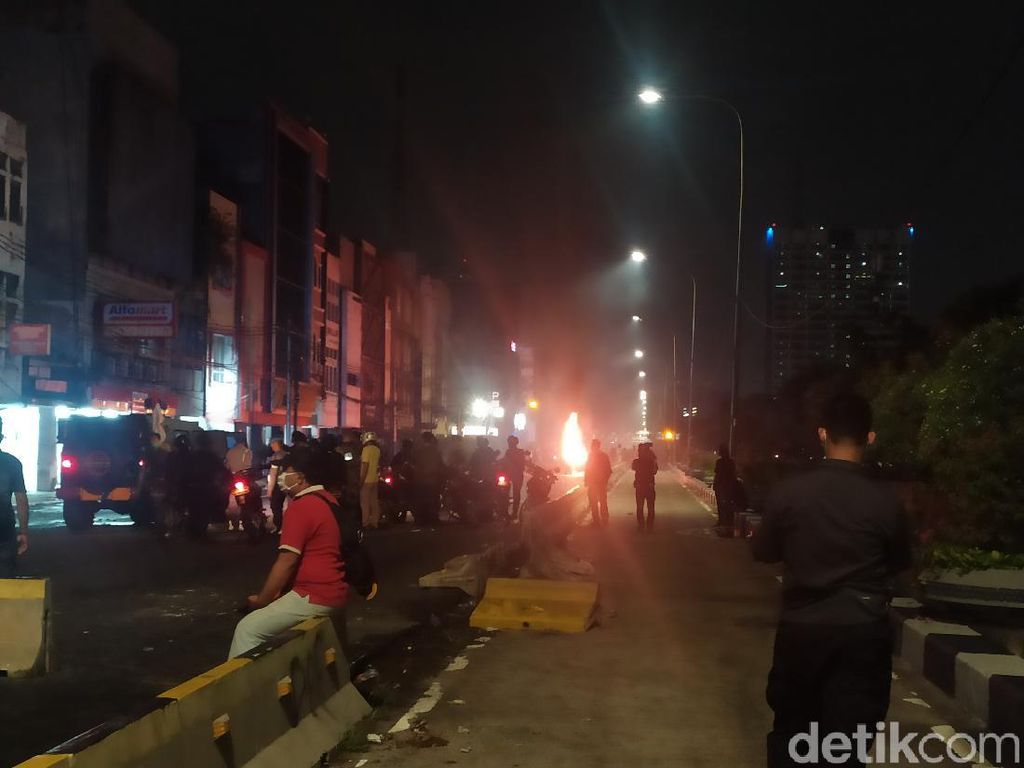 Massa di Tamansari Lempar Petasan, Polisi Balas Tembakkan Gas Air Mata