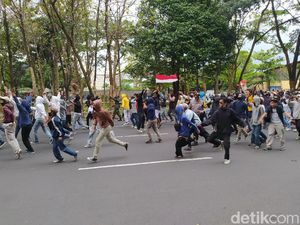 Demo Omnibus Law di Magelang Diwarnai Lemparan-Gas Air Mata