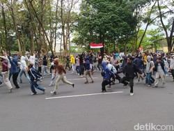 Demo Omnibus Law di Magelang Diwarnai Lemparan-Gas Air Mata