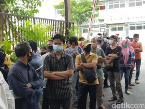 Puluhan Orang Tua Jemput Anaknya yang Ditahan di Polrestabes Surabaya