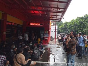 Cerita Ortu Izinkan Anaknya Ikut Demo Tolak Omnibus Law di Bandung Cerita Ortu Izinkan Anaknya Ikut Demo Tolak Omnibus Law di Bandung