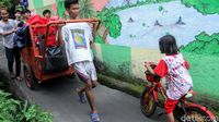 Pakai Gerobak, Warga Bagikan Sembako Presiden
