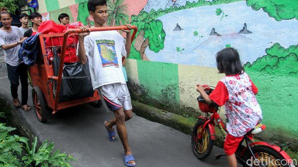 Pakai Gerobak, Warga Bagikan Sembako Presiden