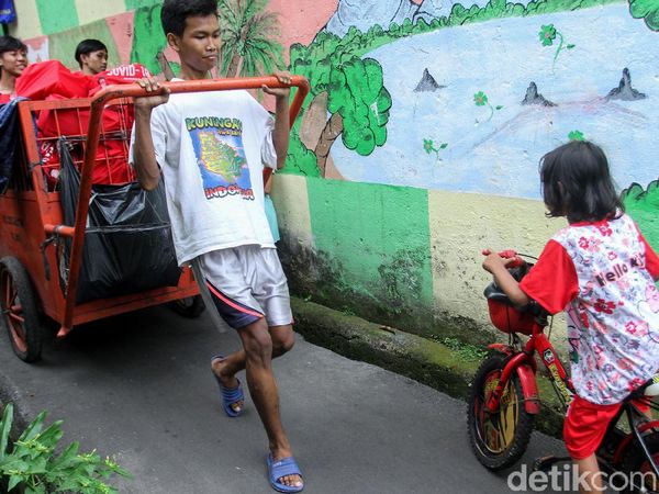 Pakai Gerobak, Warga Bagikan Sembako Presiden