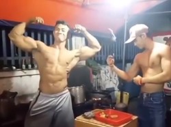 Viral! Penjual Pecel Lele Bertubuh Atletis yang Bikin Salah Fokus