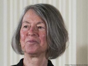 Penyair AS Louise Glck Raih Nobel Kesusastraan 2020