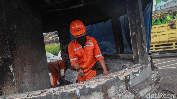Perbaikan Kawasan Tugu Tani Usai Demo Menolak Omnibus Law