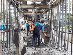 Petugas Bersihkan Halte TransJ Tosari yang Dibakar Massa Demo Omnibus Law