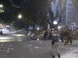 Jelang Malam, Polisi Tembakkan Gas Air Mata Bubarkan Pendemo di DPRD Sumut