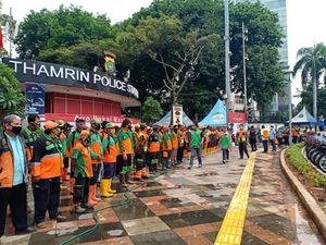 Pemprov DKI Kumpulkan 398 Ton Sampah Usai Kericuhan Demo Kemarin