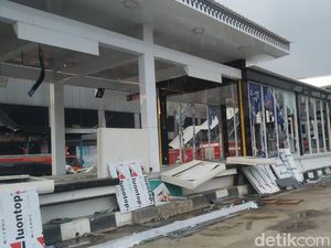 Penampakan Halte TransJakarta Senen-Grand Theater Usai Dibakar Massa Rusuh