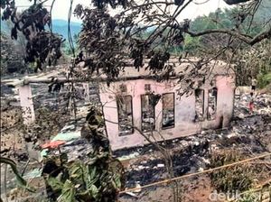 Kesedihan Warga Adat Cengkuk Sukabumi Kehilangan Rumah Akibat Terbakar Kesedihan Warga Adat Cengkuk Sukabumi Kehilangan Rumah Akibat Terbakar