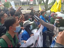 Mahasiswa yang Demo Omnibus Law di Magetan Malah Dapat Bunga dan Cokelat
