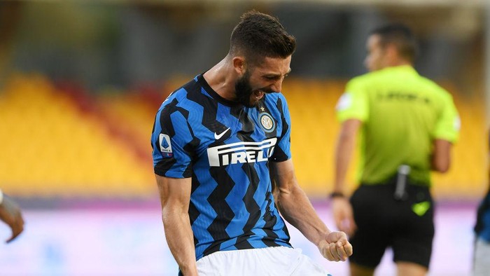 BENEVENTO, ITALY - SEPTEMBER 30: Roberto Gagliardini of FC Internazionale celebrates after scoring the 0-2 goal during the Serie A match between Benevento Calcio and FC Internazionale at Stadio Ciro Vigorito on September 30, 2020 in Benevento, Italy. (Photo by Francesco Pecoraro/Getty Images)