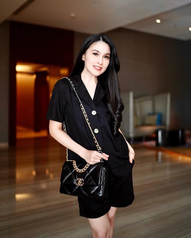 Sandradewi88/Instagram.com Gaya fashion all of black
