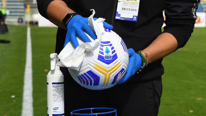 PARMA, ITALY - OCTOBER 04: Member of  the staff cleans the ball with anti bacterial spray during the Serie A match between Parma Calcio and Hellas Verona FC at Stadio Ennio Tardini on October 04, 2020 in Parma, Italy. (Photo by Alessandro Sabattini/Getty Images)