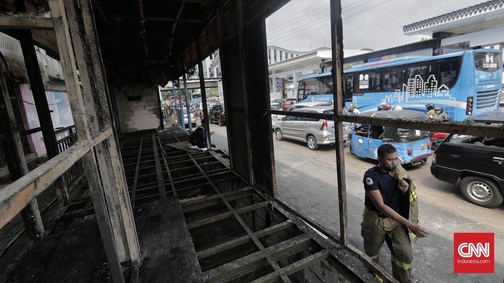 Sisa kerusakan Halte Transjakarta Pasar Senen  yang dibakar saat aksi unjuk rasa menolak pengesahaan UU Cipta Kerja. Jakarta, Jumat, 9 Oktober 2020. CNN Indonesia/ Adhi Wicaksono